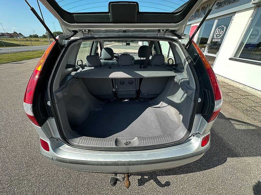Nissan Almera Tino